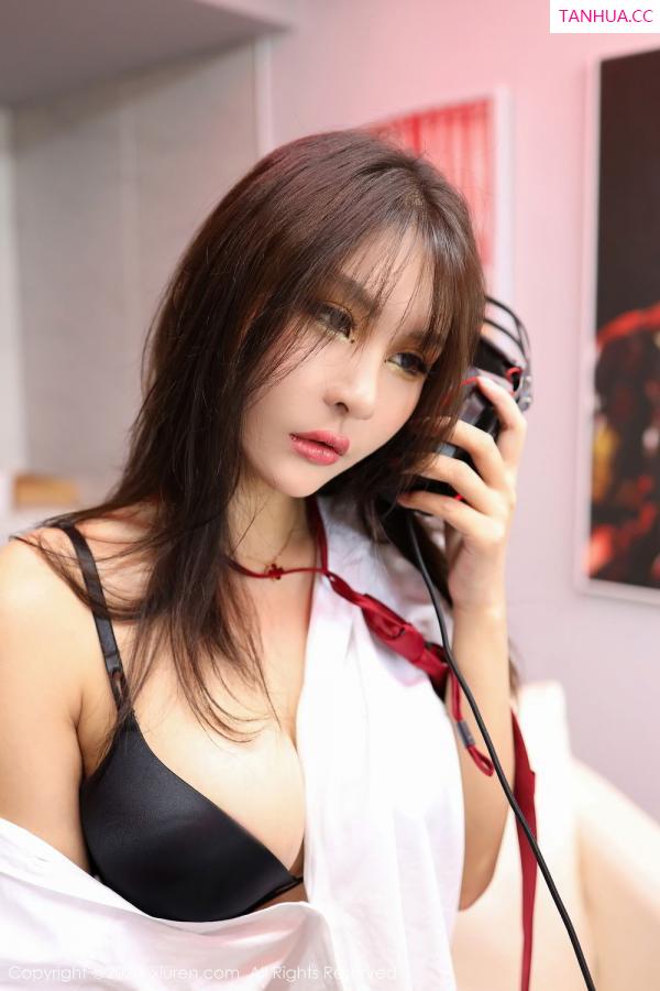 SOLO-尹菲  [XiuRen]高清写真图 2020.08.19 No.2461 Emily顾奈奈第19张图片
